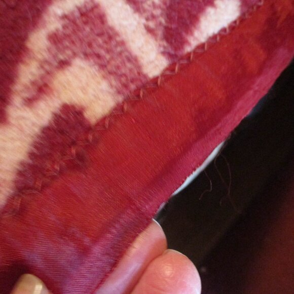 Soft Vintage burgundy 100% wool blanket - Picture 3 of 5
